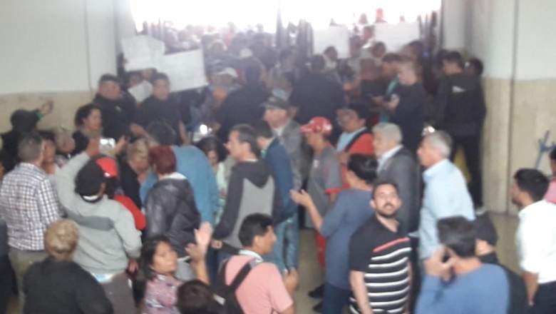 Manifestantes ingresaron al Municipio en busca de respuestas por las inundaciones del último temporal