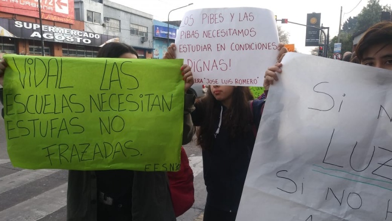 Frazadazo y clase pública por falta de calefacción en las escuelas