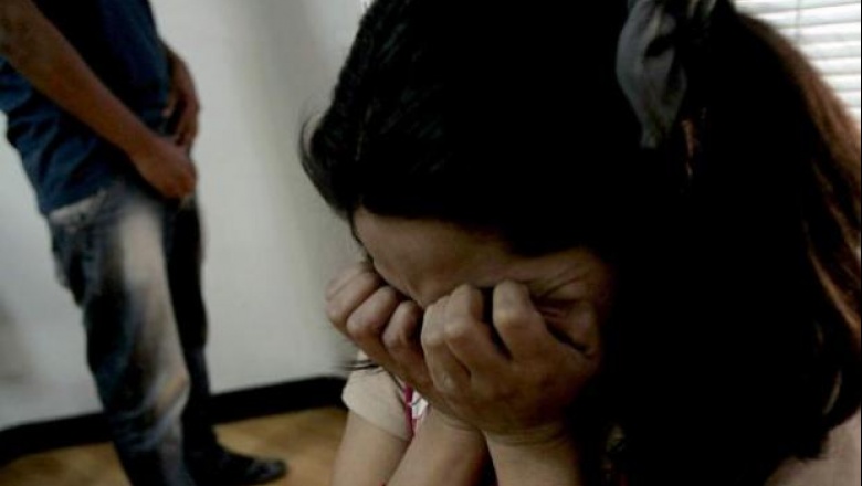 Violó a su hijastra de 14 años y lo detuvieron cuando la fue a buscar a la Comisaría