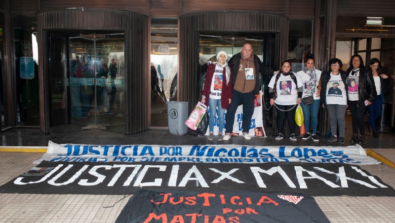 La mamá de Nicolás López se encadenó en la puerta de Tribunales