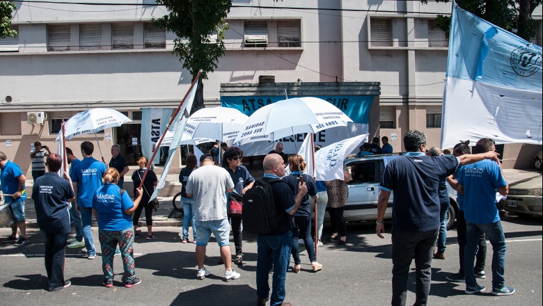 Trabajadores del sindicato de Sanidad protestaron frente al Policlínico