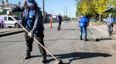 Operativo de limpieza conjunto en la avenida Donato Álvarez entre Brown y Quilmes