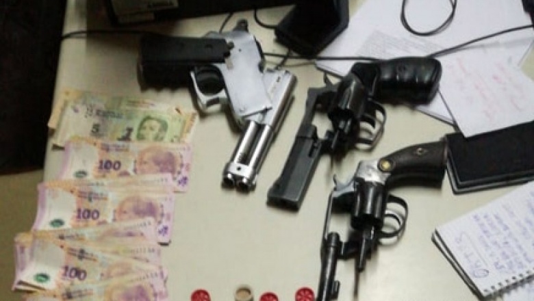 Armamento, municiones y motos robadas en la casa de un menor acusado de robo en Villa Centenario