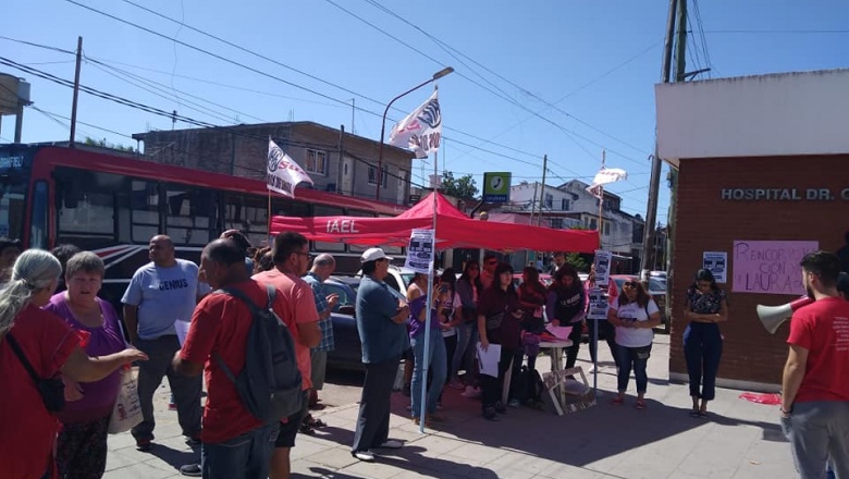 Una trabajadora contratada del Hospital Alende exige su reincorporación