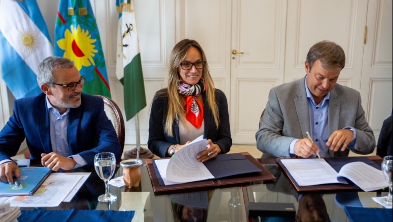 Malena Galmarini y Mariano Cascallares firmaron un convenio para reactivar obras en Almirante Brown