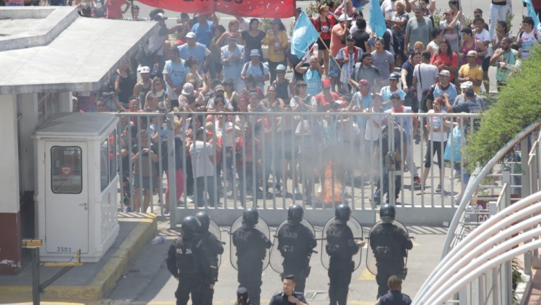 El gobierno de Néstor Grindetti repudió los “desmanes” de agrupaciones frente al Palacio Municipal
