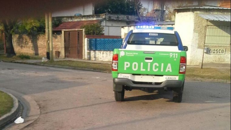 Persecución y tiroteo en una avenida entre la polícia y delincuentes