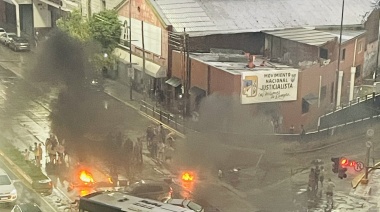 Vecinos de Lanús sin luz cortaron la avenida Yrigoyen con quema de neumáticos
