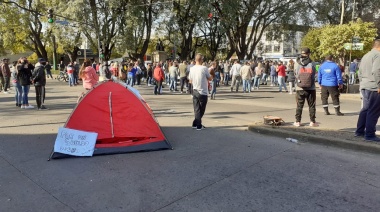 Protesta y acampe de policías por reclamo de aumento salarial en Adrogué