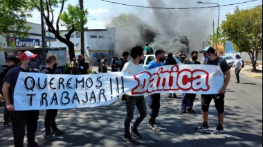 Los trabajadores de Dánica acampan frente a la fábrica para que no cierre ni les bajen el sueldo