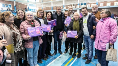 Entregaron 5 mil tablets a jóvenes, adultos mayores y personas con discapacidad en Brown