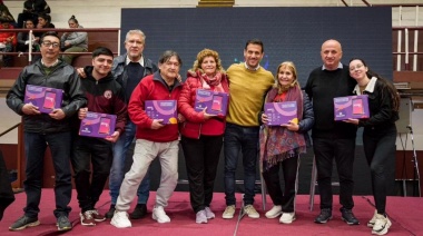 Álvarez participó de la entrega de tablets a vecinos de Lanús junto a Russo y Pallares