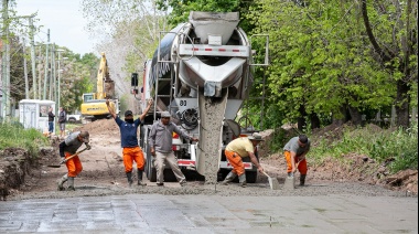 Pavimentan la calle Avila, un acceso clave a la nueva estación de trenes de la Universidad