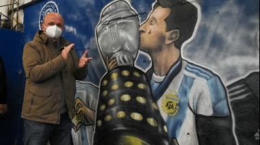 Russo inauguró un mural en homenaje a la Selección y visitó un club de barrio de Lanús