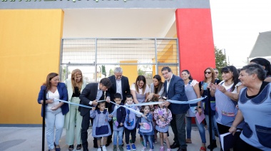 Kicillof inauguró el edificio del Jardín de Infantes N° 920 en Gerli y entregó computadoras