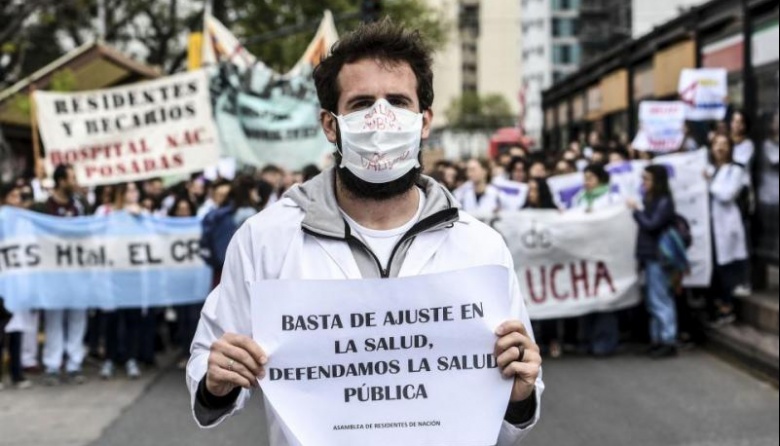 La motosierra de Milei golpea el sistema sanitario: trabajadores denuncian cierre de planes