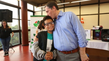 Gray entregó subsidios y elementos de trabajo a vecinos y entidades