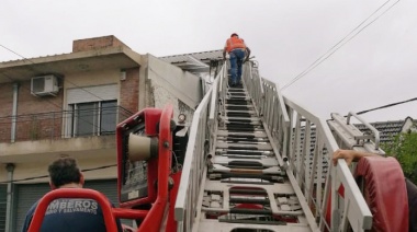 Los equipos de emergencia de Lanús trabajan luego del temporal