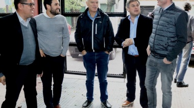 Grindetti y López Medrano entregaron tarjetas del Plan Más Vida