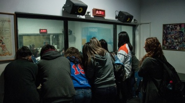 Estudiantes de la Escuela Secundaria 44 de Temperley visitaron la radio y participaron del programa