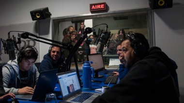 Estudiantes de la Escuela Secundaria 44 de Temperley visitaron la radio y participaron del programa