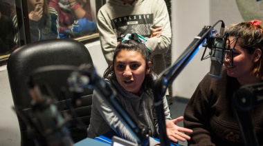 Estudiantes de la Escuela Secundaria 44 de Temperley visitaron la radio y participaron del programa