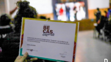 Grindetti entregó becas "Superate" a 300 jóvenes