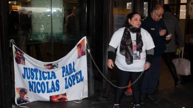 La mamá de Nicolás López se encadenó en la puerta de Tribunales