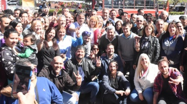 Nicolás Russo acompañó a Magario en la recorrida por Valentín Alsina
