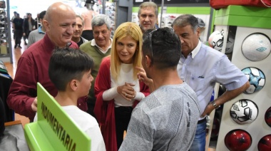 Nicolás Russo acompañó a Magario en la recorrida por Valentín Alsina