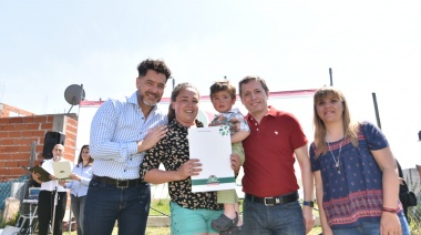 Gray entregó boletos de compraventa en el barrio El Triunfo