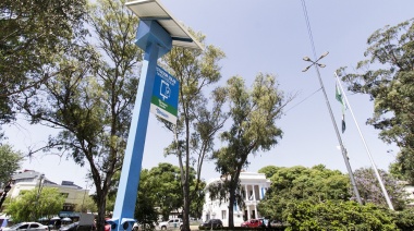 Instalan columnas de energía solar para cargar celulares y acceder a WiFi gratis