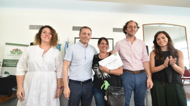 Gray participó de la entrega de certificados de la escuela municipal para emprendedores
