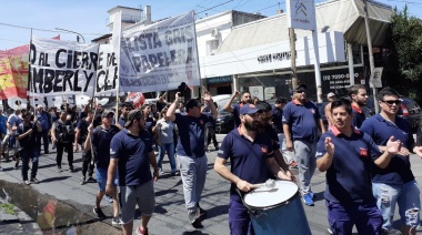 Con una marcha, trabajadores de Kimberly-Clark reanudan su plan de lucha
