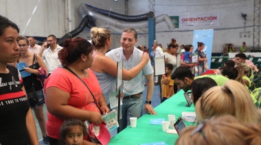 Gray participó de la entrega de las tarjetas alimentarias
