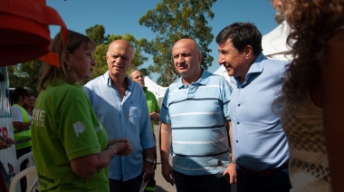 Junto a Grindetti, Arroyo supervisó la entrega de la Tarjeta AlimentAR