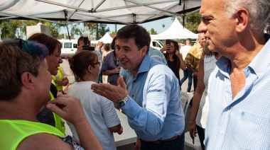 Junto a Grindetti, Arroyo supervisó la entrega de la Tarjeta AlimentAR