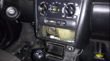 Desarmaron el auto de un vecino de Budge estacionado frente a su casa