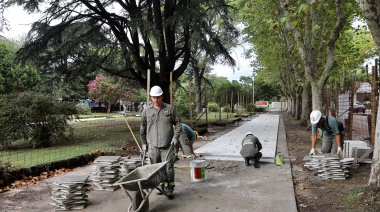 Gray firmó un acuerdo con Nación para finalizar las obras de renovación en las “plazas de la estación”