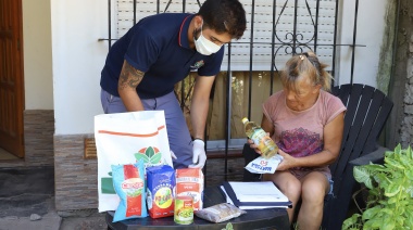 El Municipio entrega bolsones de alimentos a adultos mayores