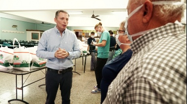 Fernando Gray estuvo en la entrega de alimentos en un centro de jubilados de Monte Grande
