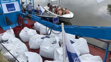 En barco, AySA distribuye agua potable en el Delta
