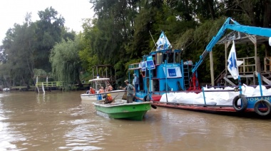 En barco, AySA distribuye agua potable en el Delta