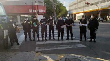 Policías de Lomas repartieron café y facturas en la fila del banco