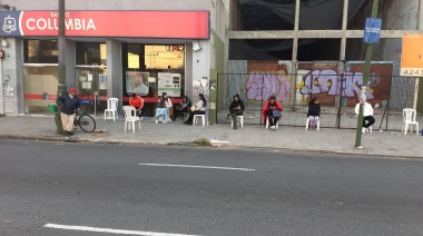 Policías de Lomas repartieron café y facturas en la fila del banco