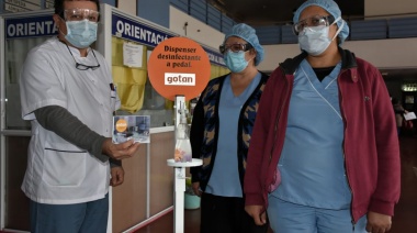 Los trabajadores de la cooperativa Gotan donan dispensers desinfectantes a hospitales públicos
