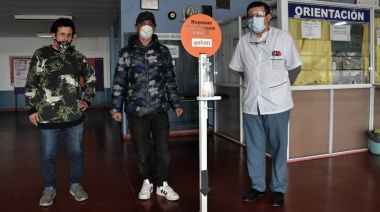 Los trabajadores de la cooperativa Gotan donan dispensers desinfectantes a hospitales públicos
