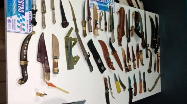 La Policía encontró un arsenal de armas en la casa de un hombre acusado de golpear a su pareja