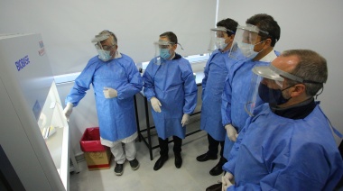 Gray inauguró el primer laboratorio municipal para realizar tests de Covid-19
