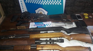 Iban de cacería y quedaron detenidos por violar la cuarentena y tener un arsenal de armas